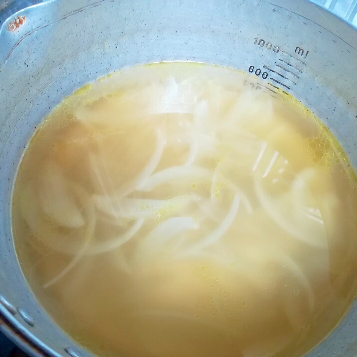 玉ねぎの冷たいコンソメスープ